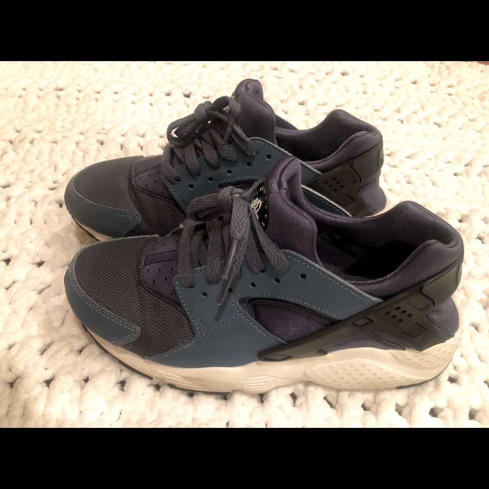 Navy Nike huarache